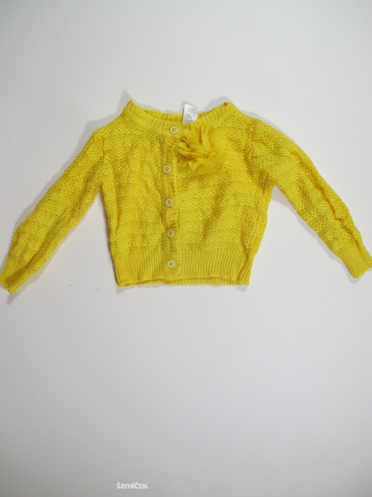 Žlutý svetr pro holky 